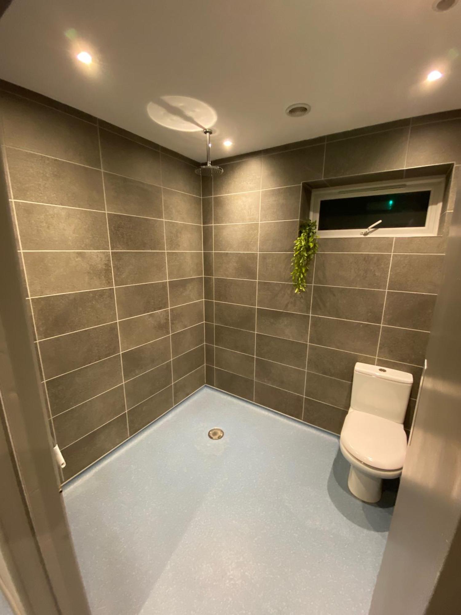 Unique Sheperds Hut Private Hot Tub, Ensuite & Kitchenette Clodock Exterior photo