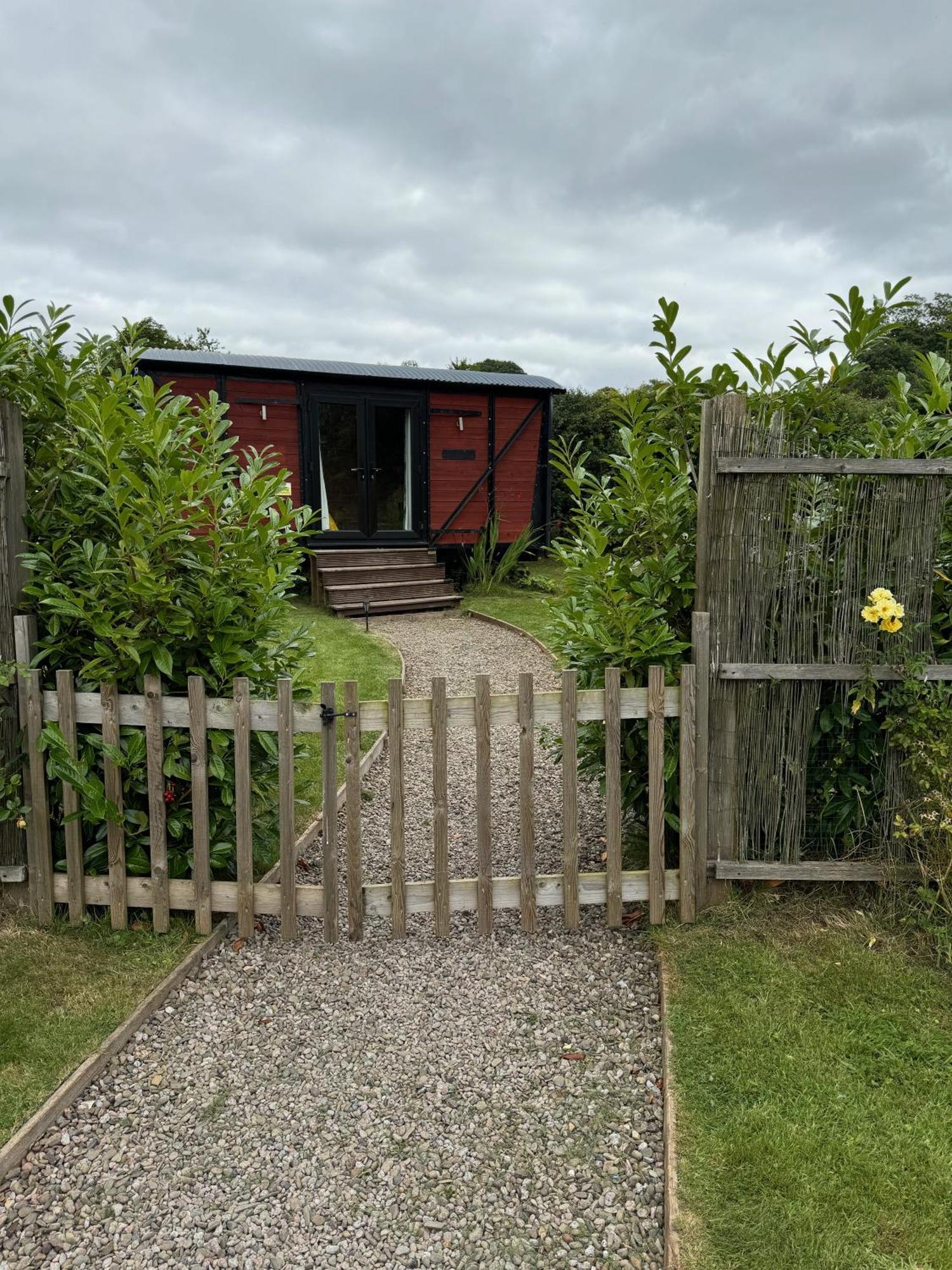 Unique Sheperds Hut Private Hot Tub, Ensuite & Kitchenette Clodock Exterior photo